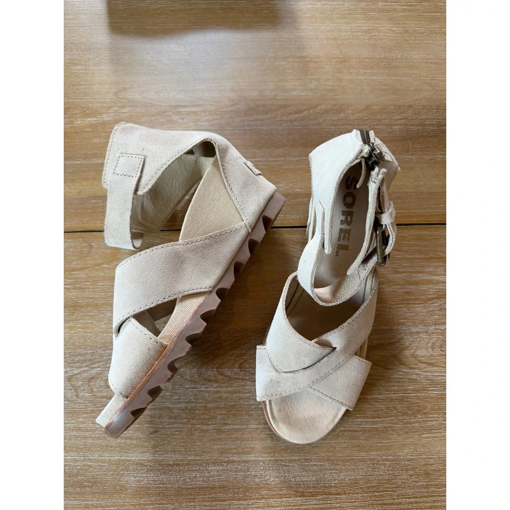 Sorel Joanie II Wedge Sandals Womens 8 Beige Suede Cross Strap Back Zip